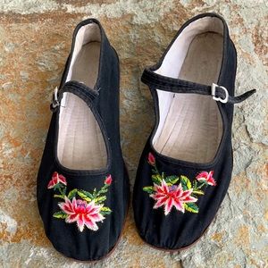 White Dove. size 39. vintage embroidered black cotton maryjanes ballet flats